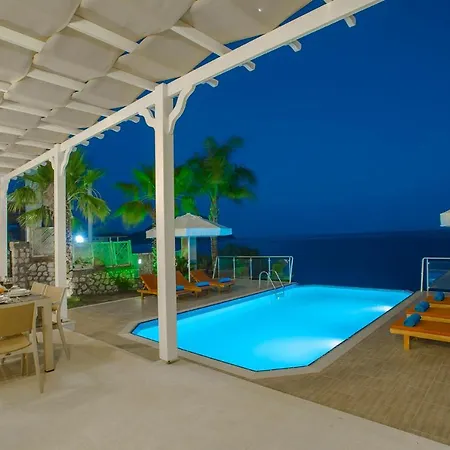 Kalkan'da Denize Sifir Havuzlu Villa Kaş