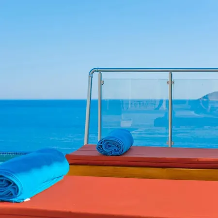 Kalkan'da Denize Sifir Havuzlu Villa *