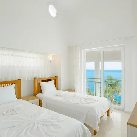 Villa Kalkan'da Denize Sifir Havuzlu *