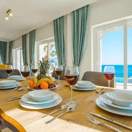 Villa Kalkan'da Denize Sifir Havuzlu