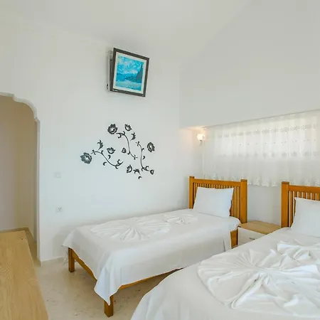Kalkan'da Denize Sifir Havuzlu Villa Kaş