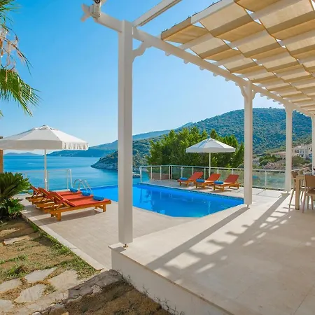 Villa Kalkan'da Denize Sifir Havuzlu