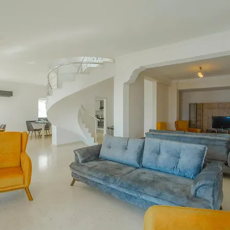 Kalkan'da Denize Sifir Havuzlu Villa