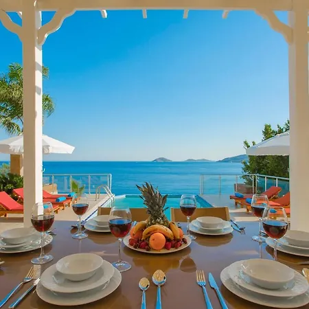 Kalkan'da Denize Sifir Havuzlu