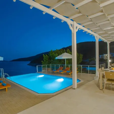 Kalkan'da Denize Sifir Havuzlu Villa *