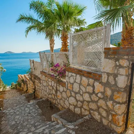 Villa Kalkan'da Denize Sifir Havuzlu