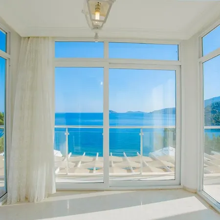 Kalkan'da Denize Sifir Havuzlu Kaş