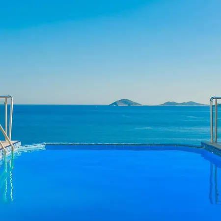 Villa Kalkan'da Denize Sifir Havuzlu *