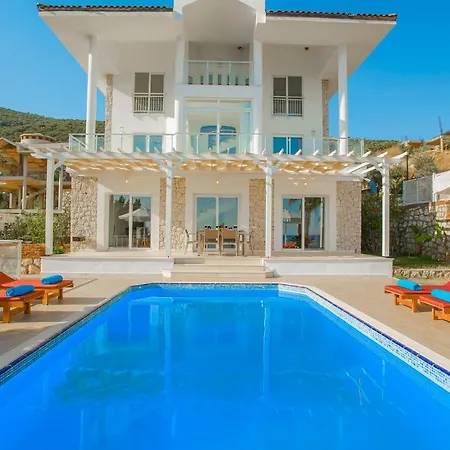 Villa Kalkan'da Denize Sifir Havuzlu *