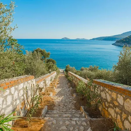Kalkan'da Denize Sifir Havuzlu