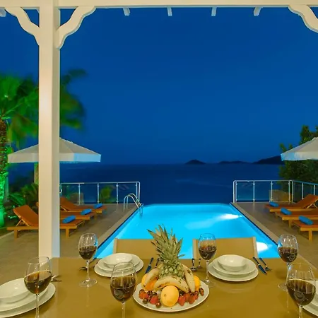 Kalkan'da Denize Sifir Havuzlu Villa *