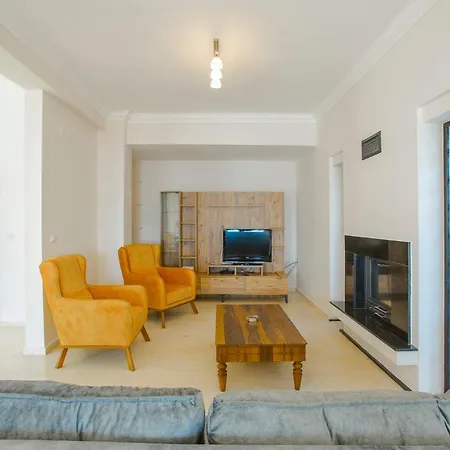 Kalkan'da Denize Sifir Havuzlu Villa Kaş