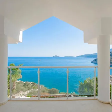 Villa Kalkan'da Denize Sifir Havuzlu *