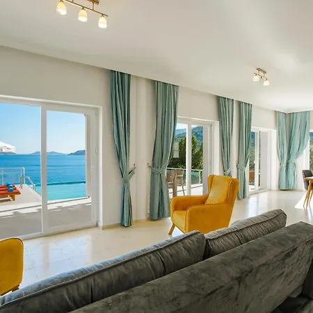 Kalkan'da Denize Sifir Havuzlu Villa *