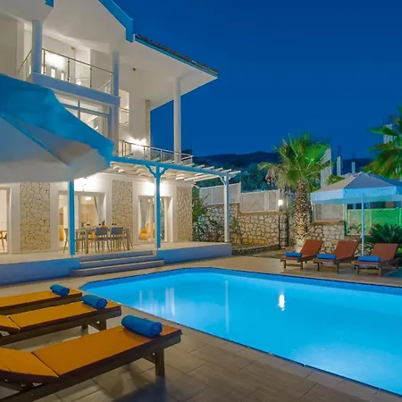 Villa Kalkan'da Denize Sifir Havuzlu
