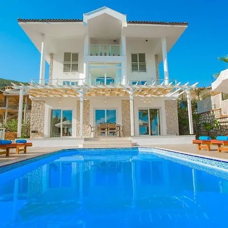 Kalkan'da Denize Sifir Havuzlu Villa Kaş