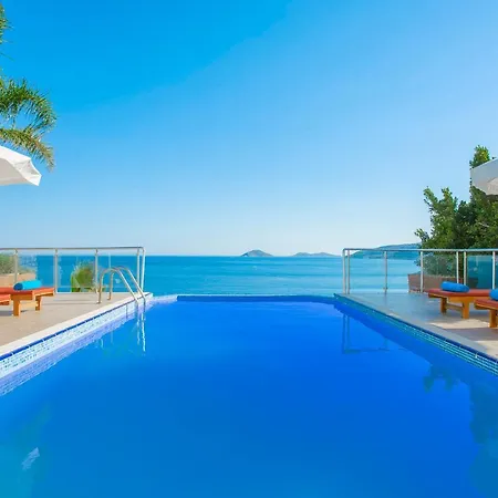 Villa Kalkan'da Denize Sifir Havuzlu *