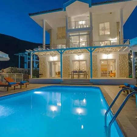 Kalkan'da Denize Sifir Havuzlu Villa *