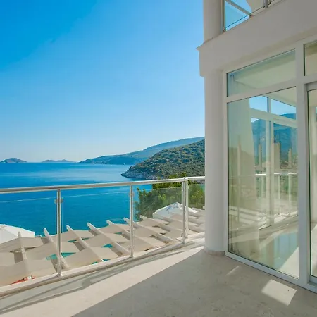 Kalkan'da Denize Sifir Havuzlu Βίλα